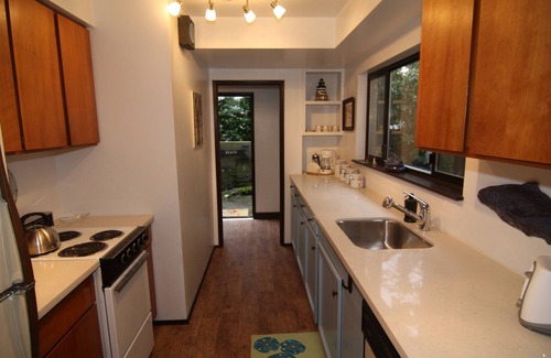 West Seattle Apartamento | The front yard is a relaxing sandy beach in the Fauntleroy Cove