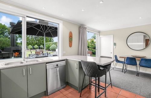 Martinborough Cabaña | The Frost Pot, Spa, Patenque Court, Pizza Oven, Outdoor fire, Private