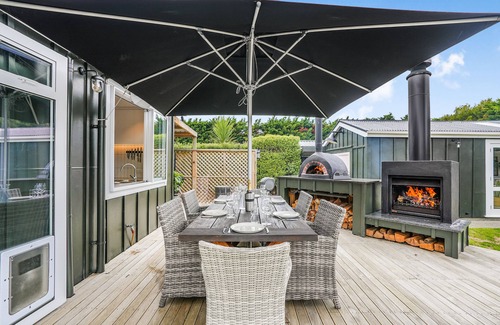 Martinborough Cabaña | The Frost Pot, Spa, Patenque Court, Pizza Oven, Outdoor fire, Private
