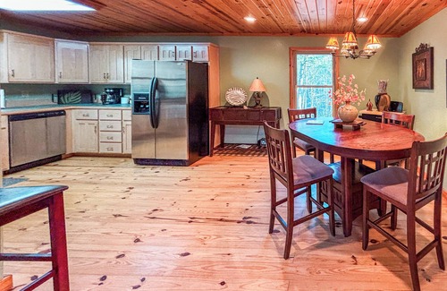Bonnerdale Cabina | The G.O.A.T. Getaway Near Lake Ouachita and Crystals