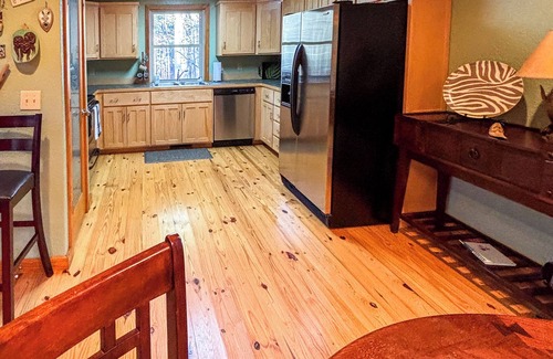 Bonnerdale Cabina | The G.O.A.T. Getaway Near Lake Ouachita and Crystals