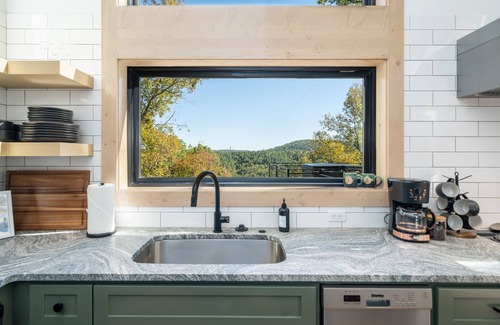 Hot Springs Cabina | The Grasshopper Treehouse, Hot Tub, Sleeps 6