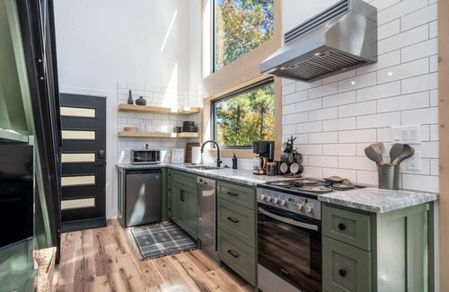 Hot Springs Cabina | The Grasshopper Treehouse, Hot Tub, Sleeps 6