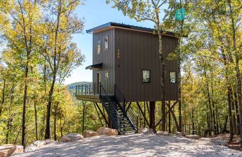 Hot Springs Cabina | The Grasshopper Treehouse, Hot Tub, Sleeps 6