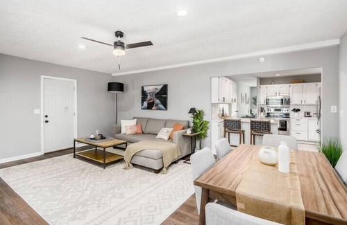 Royal Manor Casa | The Gahanna Cabana - Hot Tub! - Large 5 BR Home!