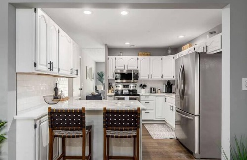 Royal Manor Casa | The Gahanna Cabana - Hot Tub! - Large 5 BR Home!