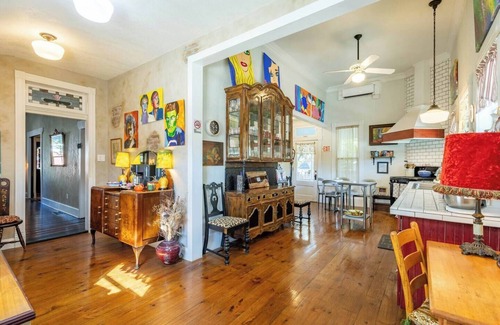 Stephenville Casa | The Gallery House: Boutique Stay Right by Tarleton