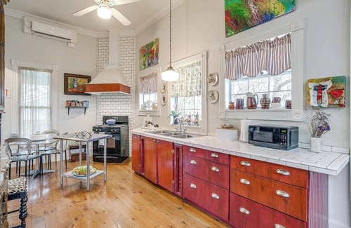 Stephenville Casa | The Gallery House: Boutique Stay Right by Tarleton