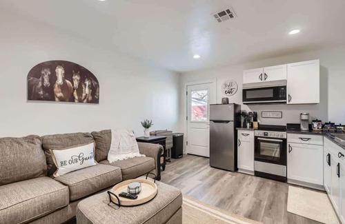 Georgetown Casa | The Galloping Getaway-Walk to the Historic Square!