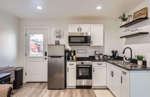 Georgetown Casa | The Galloping Getaway-Walk to the Historic Square!