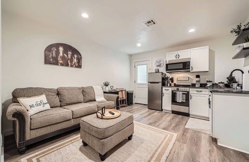 Georgetown Casa | The Galloping Getaway-Walk to the Historic Square!