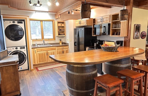 Austinburg Cabina | The Game Cabin en Rustic River Retreats: ¡una escapada divertida a los viñedos!