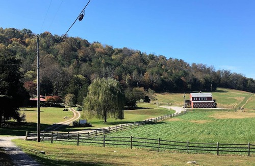 Sparta Cabina | "The Gameroom" 2 Bedroom 2 Bath Hillside Cabin with View