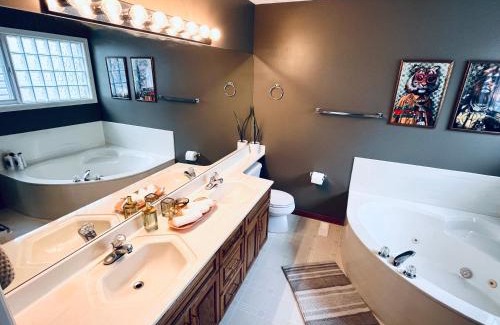 Tuxedo Park Casa | The Games House - Sleeps 8, 3 Bed, 3 Bath - Free Parking