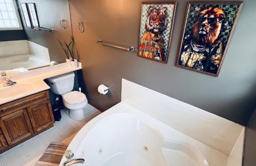 Tuxedo Park Casa | The Games House - Sleeps 8, 3 Bed, 3 Bath - Free Parking