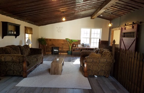 Elm Casa | The Garage B & B -Lititz