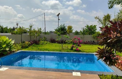 Hosur Apartamento | The Garden Escape by StayJadePrivate PoolLawns