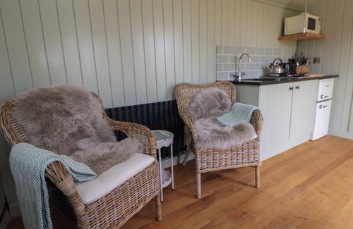 Wrexham Cabaña | THE GARDEN HUT, romantic, with a garden in Cefn Park Estate