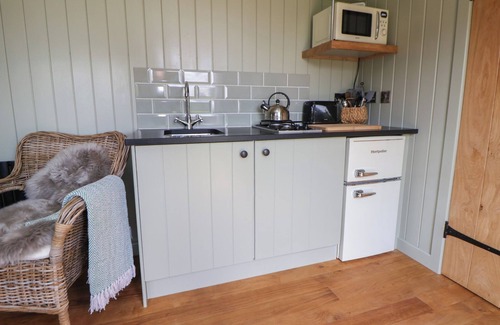 Wrexham Cabaña | THE GARDEN HUT, romantic, with a garden in Cefn Park Estate