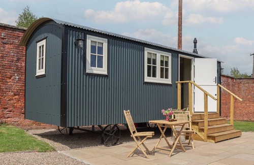 Wrexham Cabaña | THE GARDEN HUT, romantic, with a garden in Cefn Park Estate