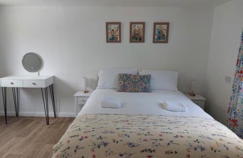 Hewish Casa | The Garden Room at Poplar Cottage