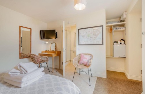 East Dean and Friston Cabina | The Garden Room