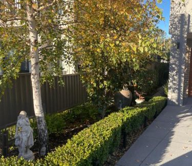 Wentworthville Casa | -The Garden Room - with Private Entrance & Private Bathroom