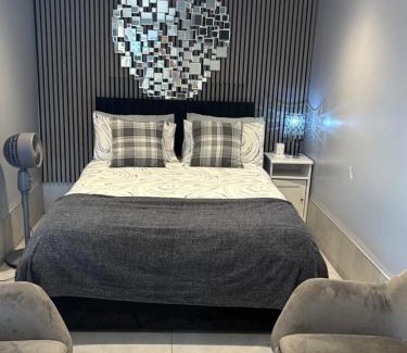 Luton Casa | The Garden Studio - Private, Modern, Cozy, Ensuite in a Quiet Area