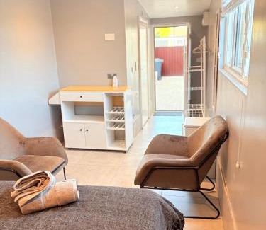 Luton Casa | The Garden Studio - Private, Modern, Cozy, Ensuite in a Quiet Area