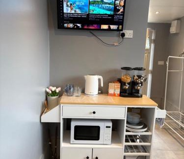 Luton Casa | The Garden Studio - Private, Modern, Cozy, Ensuite in a Quiet Area