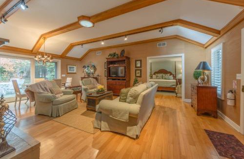 Douglas Casa | The Gardens - Lily - Walking Distance to Douglas Beach