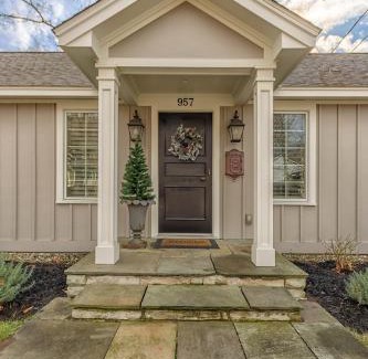 Douglas Casa | The Gardens - Lily - Walking Distance to Douglas Beach