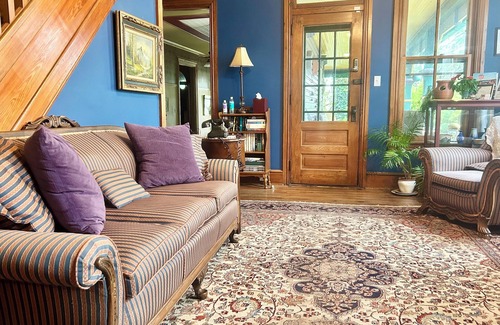 Adamstown Cama Y Desayuno | The Garnet Room at the Amethyst Inn B&B jacuzzi Room with fireplace in Adamstown