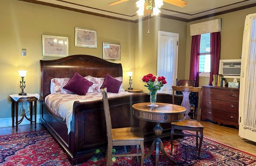 Adamstown Cama Y Desayuno | The Garnet Room at the Amethyst Inn B&B jacuzzi Room with fireplace in Adamstown