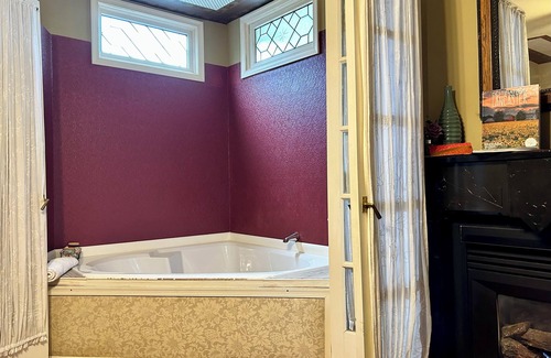 Adamstown Cama Y Desayuno | The Garnet Room at the Amethyst Inn B&B jacuzzi Room with fireplace in Adamstown