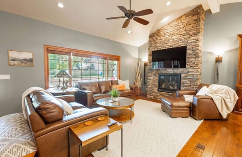 Sioux Falls Apartamento | The Gathering Place | Hot Tub, Theater Room & More
