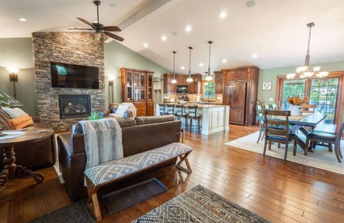 Sioux Falls Apartamento | The Gathering Place | Hot Tub, Theater Room & More