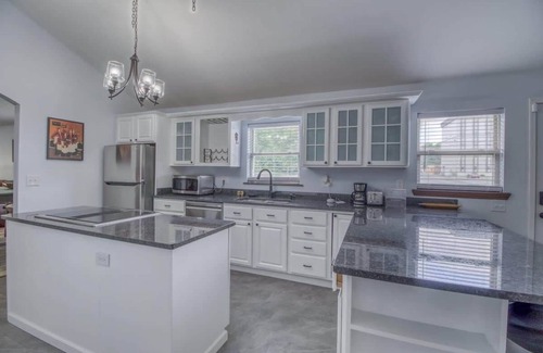 Springfield Casa | The Gathering Space - Updated - Great Location!