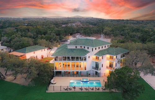 Hudson Bend Casa | The Gatsby Mansion: A unique luxury estate. Perfect for events or family retreat