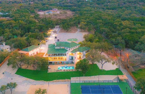 Hudson Bend Casa | The Gatsby Mansion: A unique luxury estate. Perfect for events or family retreat