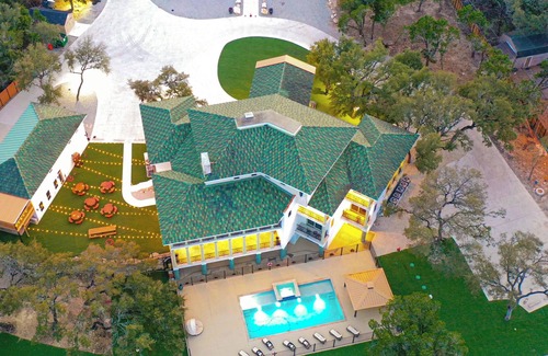 Hudson Bend Casa | The Gatsby Mansion: A unique luxury estate. Perfect for events or family retreat