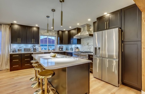 Berkley Casa | The Gatsby: Putt Putt - Hot Tub - Fire Pit - Movie Theater - 18 Guests