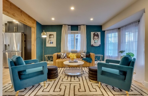 Berkley Casa | The Gatsby: Putt Putt - Hot Tub - Fire Pit - Movie Theater - 18 Guests