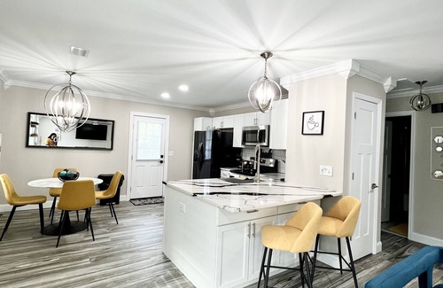Ladson Apartamento | The Gem- Stylish 2BR/1BA Renovated Duplex