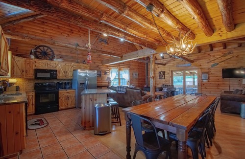 Hartville Cabina | The Generations Luxury Cabin Inground Pool Sleeps 21- ¡OFERTA ESPECIAL! $ 282!