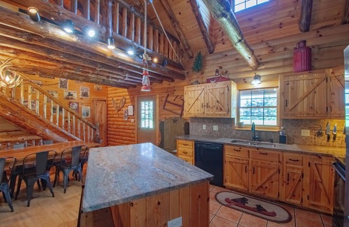 Hartville Cabina | The Generations Luxury Cabin Inground Pool Sleeps 21- ¡OFERTA ESPECIAL! $ 282!
