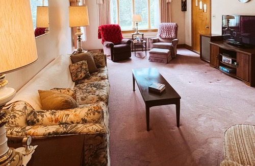 Paxinos Casa | The George House: A Mid Century Retreat (5 min from Knobles)