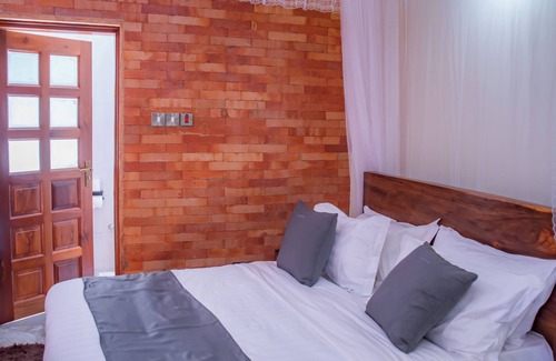 Kabale Cama Y Desayuno | The Georges' Residence a luxurious villa providing white glove services.