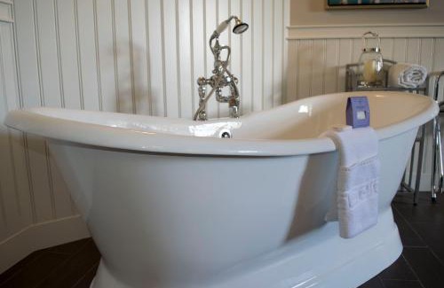 Canmore Hotel | The Georgetown Inn