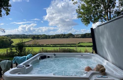 New Forest District Casa | The Georgian Coach House:New Forest with hot tub